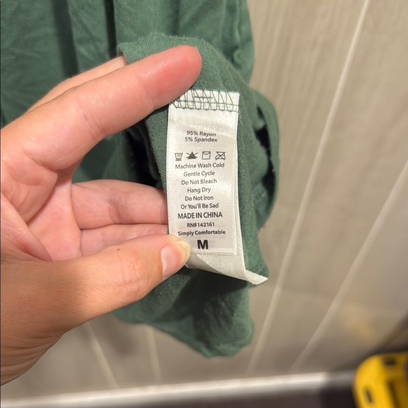 Sleeveless Soft & Stretchy Midi Dress with Pockets - Picture 4 of 5